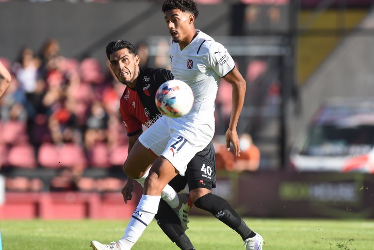 Independiente y Colón igualaron 2-2 en Santa Fe.