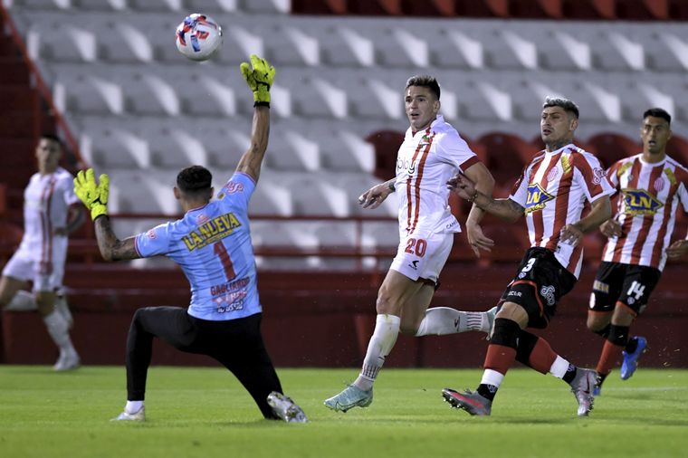 Estudiantes de La Plata goleó por 6-1 a Barracas Central.