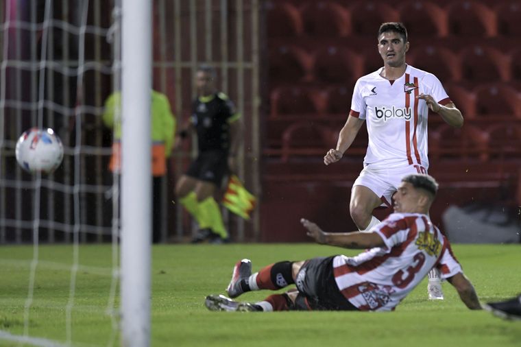 Estudiantes de La Plata goleó por 6-1 a Barracas Central.