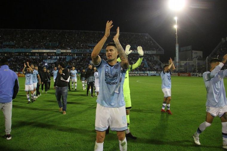 Pablo Vegetti volvió a marcar y fue figura en el duelo ante Riestra.