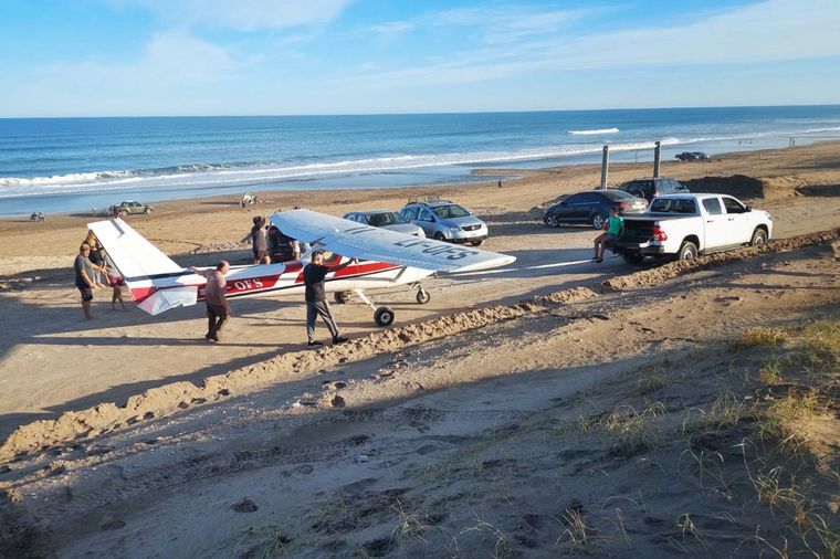 FOTO: Una avioneta aterrizó de emergencia en una playa de Necochea