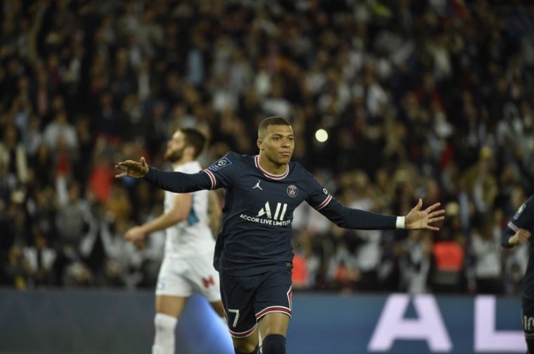 Kylian Mbappé anota el segundo gol sobre el final del primer tiempo