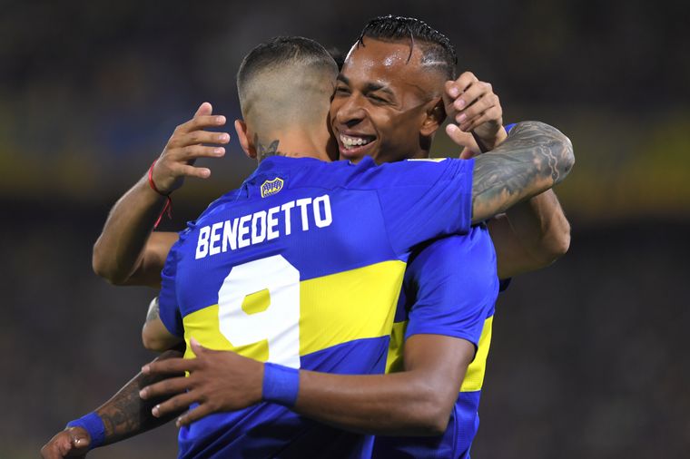 Sebastián Villa festeja el primer gol para Boca