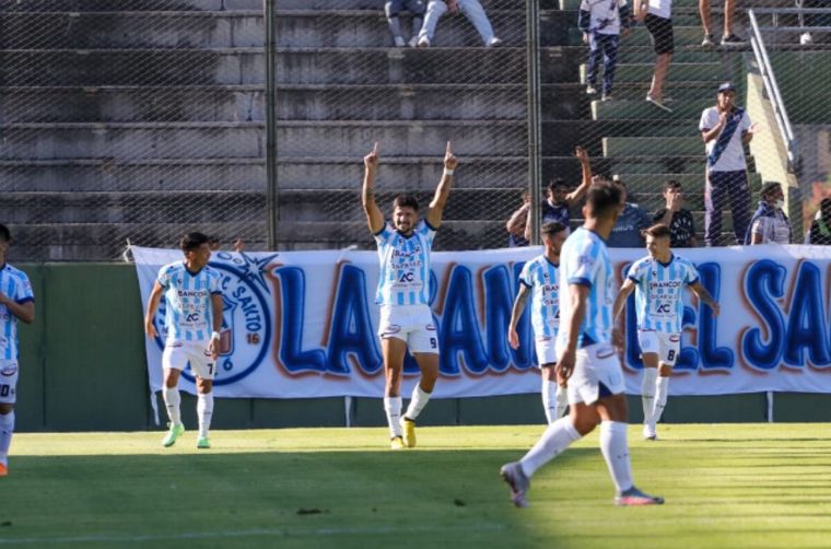 FOTO: Racing (C), en la punta de la Zona B del Federal tras ganar 4-0 a Juventud Antoniana