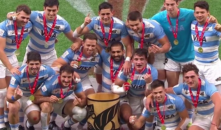 El seleccionado nacional festeja el inolvidable título. 