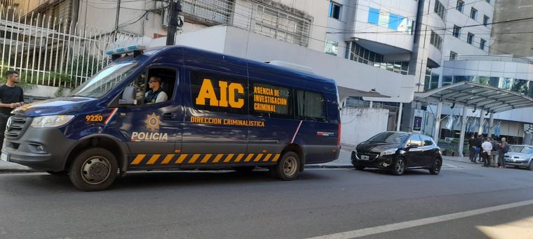 La Policía, frente al hotel donde se halló el cuerpo.