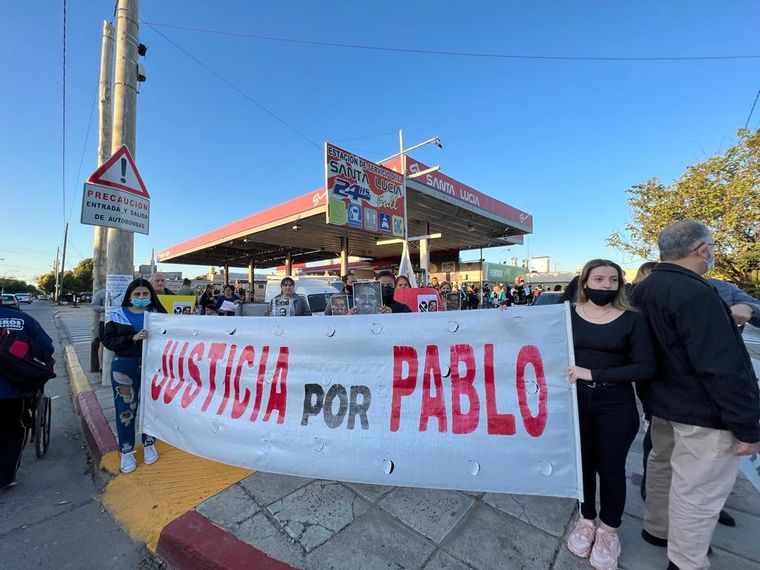 FOTO: Vecinos y amigos de Pablo Altamirano piden justicia por el crimen en Villa Corina