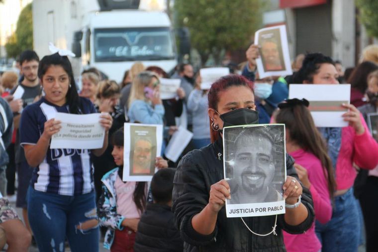 FOTO: Vecinos y amigos de Pablo Altamirano piden justicia por el crimen en Villa Corina