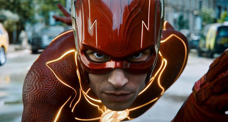 Ezra Miller interpreta a Flash y no sale del escándalo.