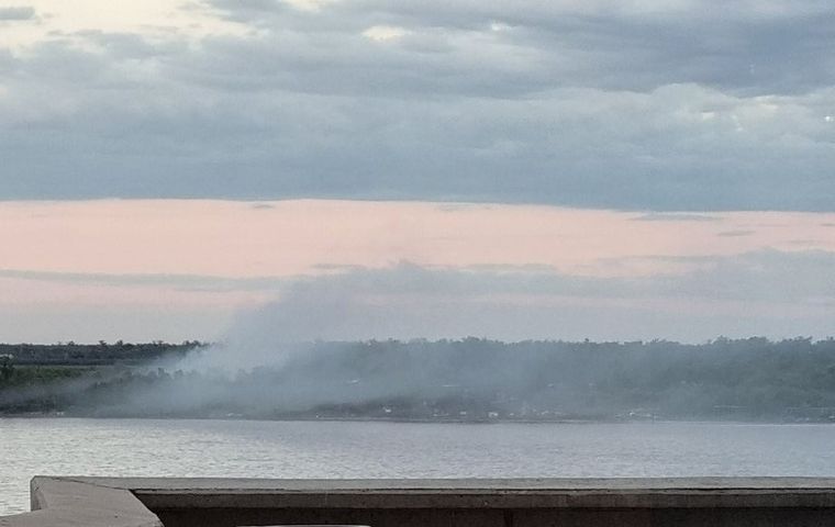 FOTO: Otra vez las columnas de humo en las islas del delta del Paraná. 