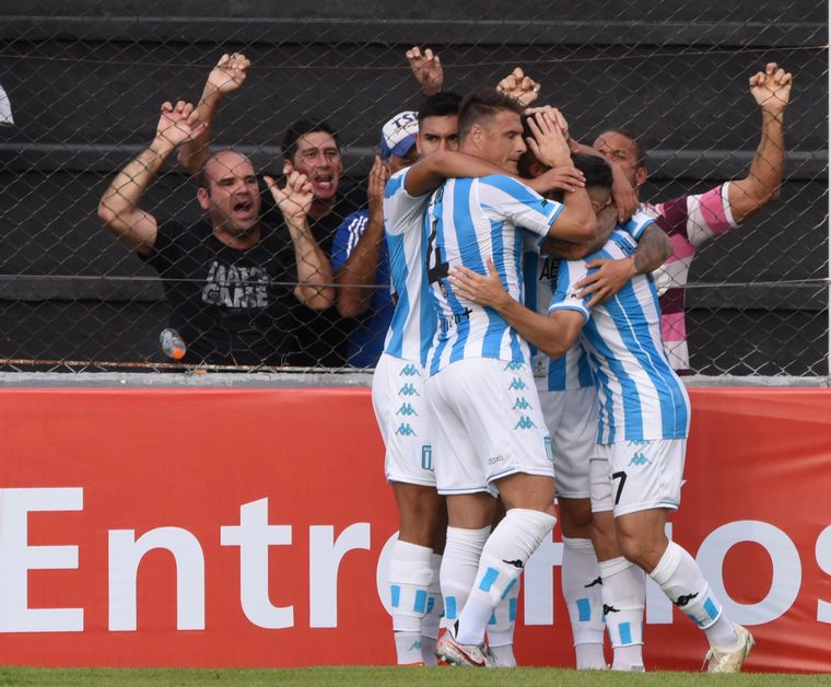 Racing sufrió, pero sigue con un paso arrollador en el torneo.