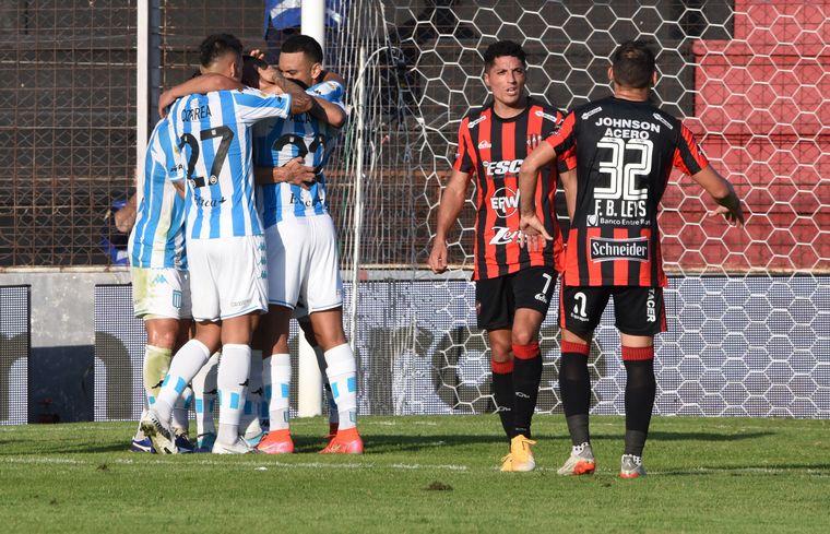 Racing sufrió, pero sigue con un paso arrollador en el torneo.