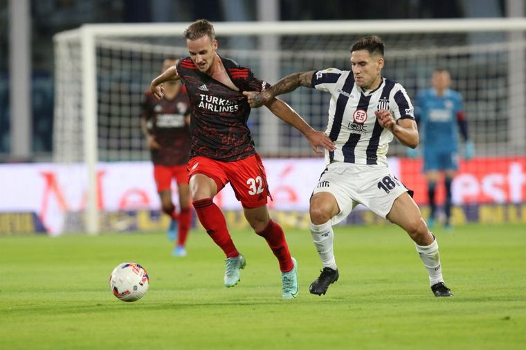 Tomás Pochettino y Rodrigo Villagra disputan el balón.