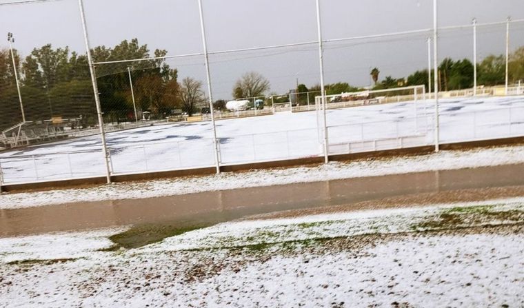 Así quedó la cancha de hockey del complejo El Norte, en Río Segundo (Foto: Favio Re).