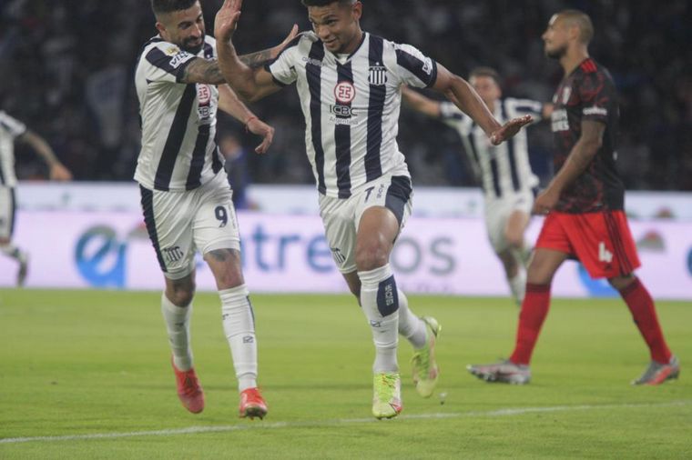 FOTO: Diego Valoyes grita la apertura del marcador.