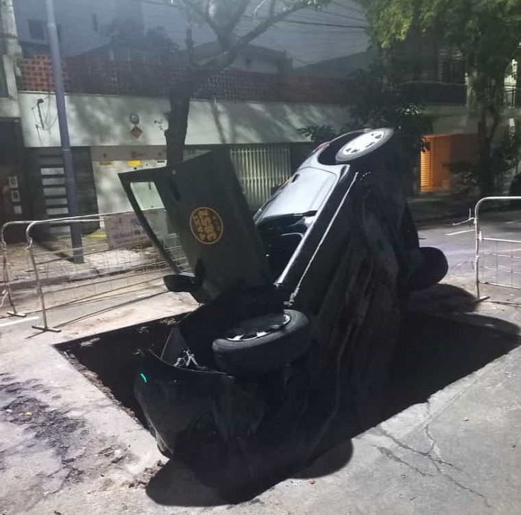 Un taxi cayó en un pozo en Rosario