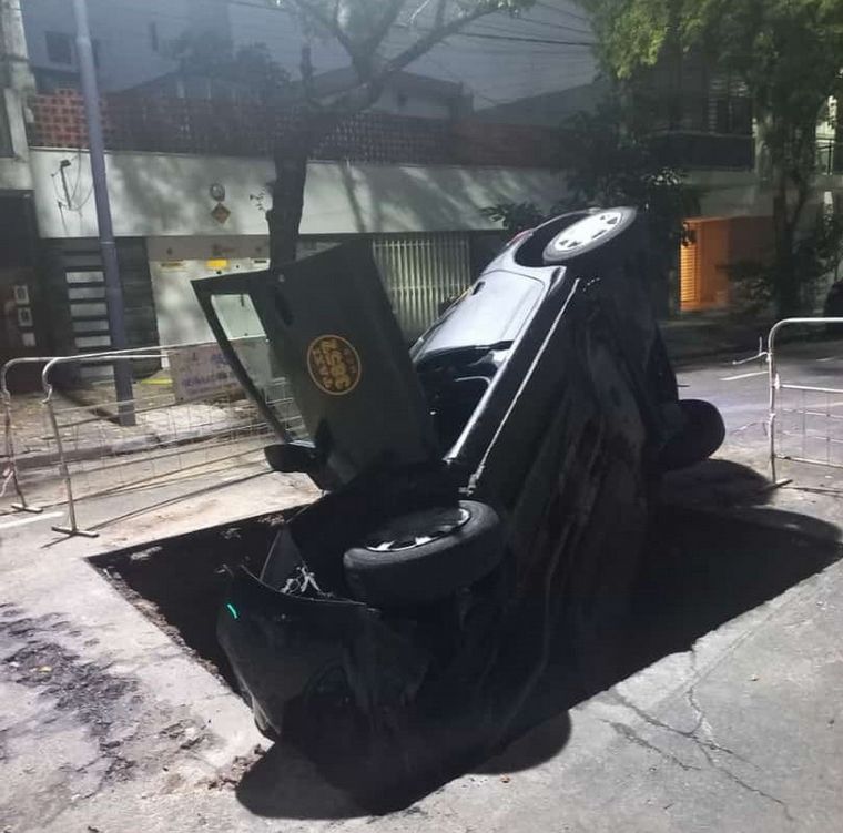 FOTO: Un taxi cayó en un pozo en Rosario