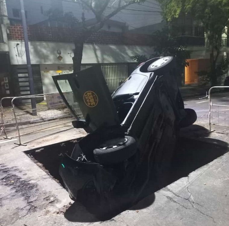 Un taxi cayó en un pozo en Rosario