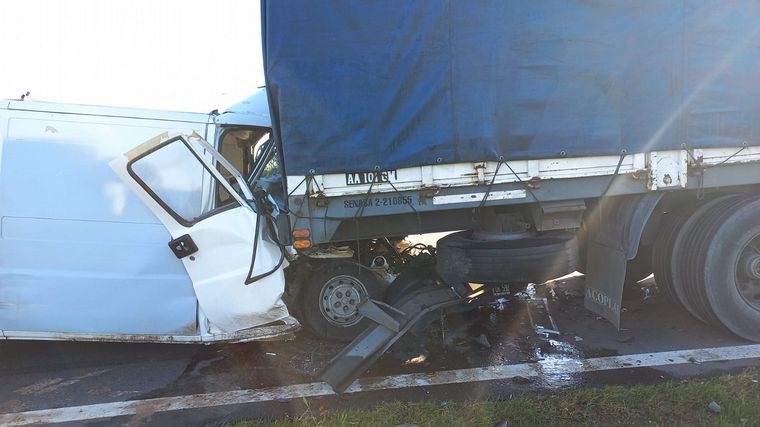 El conductor del utilitario resultó herido de gravedad.