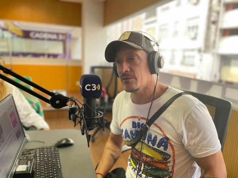 Nico Vázquez en los estudios de Cadena 3 Rosario.