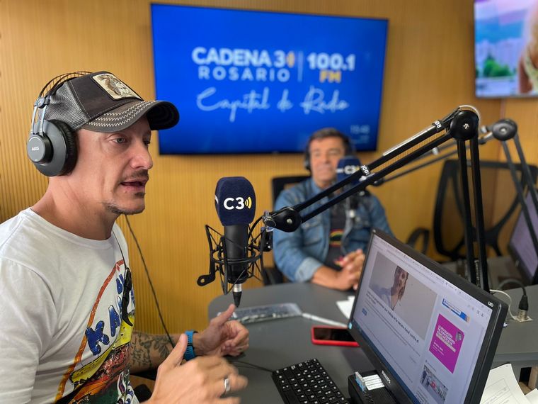 Nico Vázquez en los estudios de Cadena 3 Rosario.