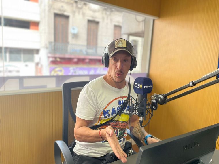 Nico Vázquez en los estudios de Cadena 3 Rosario.