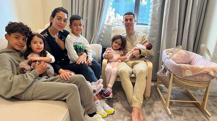 FOTO: Cristiano Ronaldo y Georgina Rodríguez presentaron a su nueva hija