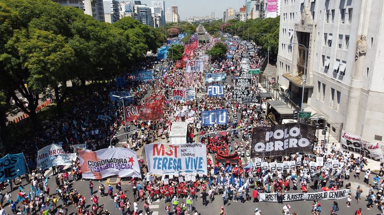 FOTO: Convocan a marcha en apoyo al impuesto a la renta inesperada