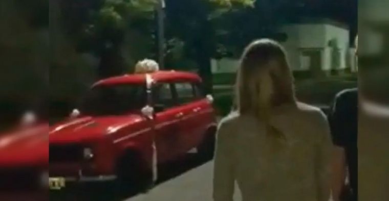 Le regalaron un auto y lo chocó a los segundos