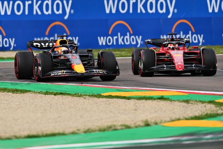 FOTO: Verstappen y Leclerc protagonizaron un gran duelo por el Sprint en Imola