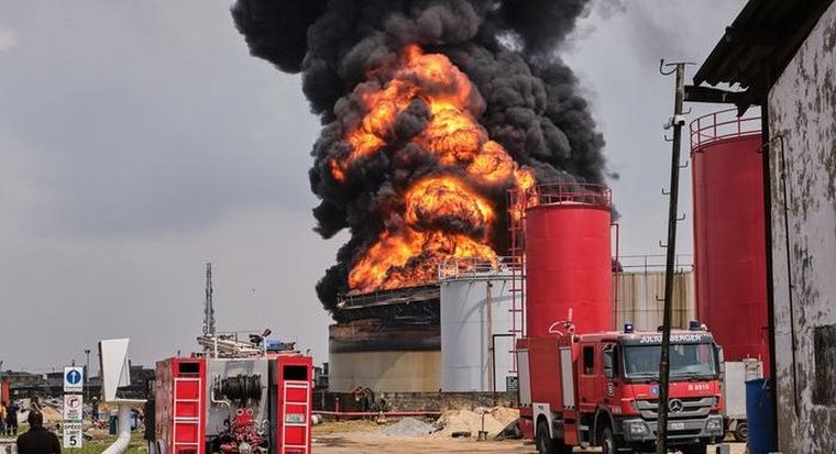 FOTO: Explotó una refinería ilegal de petróleo en Nigeria: 110 muertos (AFP/DW)
