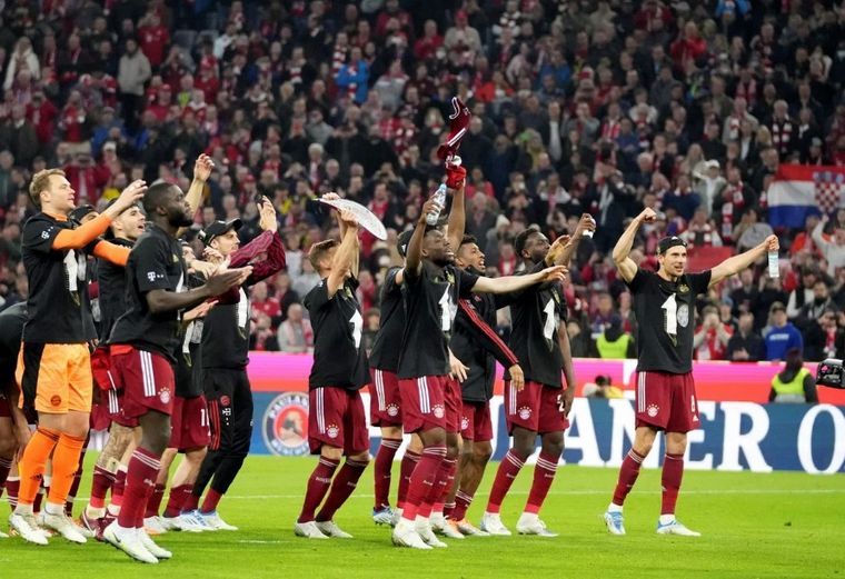 FOTO: Bayern Múnich ganó, consiguió su 10° título consecutivo y festejó con cerveza (Olé)