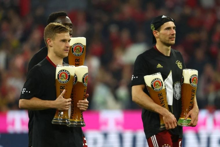FOTO: Bayern Múnich ganó, consiguió su 10° título consecutivo y festejó con cerveza (Olé)
