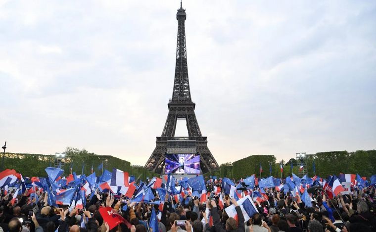 FOTO: Una multitud se congregaba en París para festejar el triunfo de Macron. (France 24)