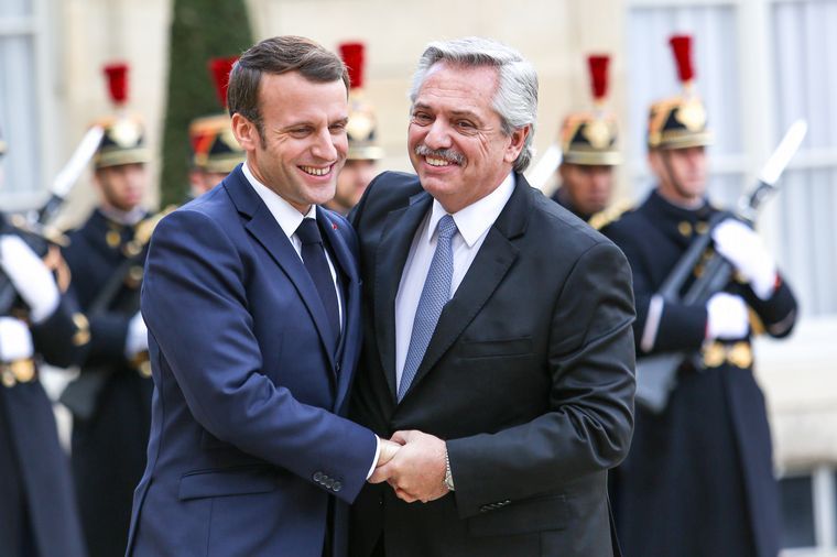 FOTO: Emmanuel Macron, flamante presidente de Francia y Alberto Fernández. Foto: archivo. 