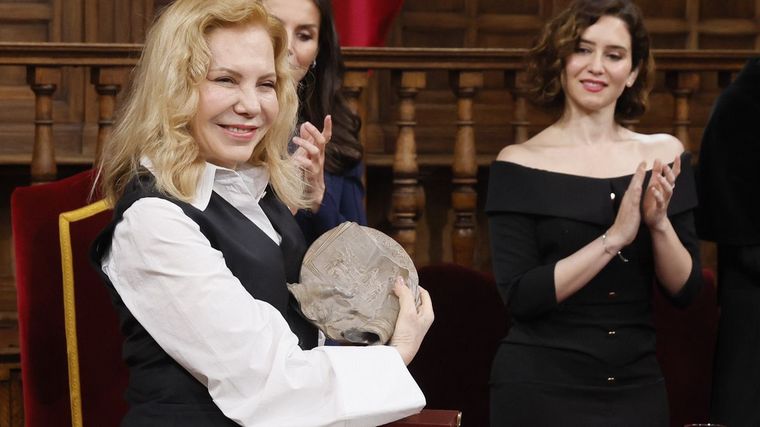 FOTO: La actriz Cecilia Roth recibió el Premio Cervantes de Literatura por Peri Rossi