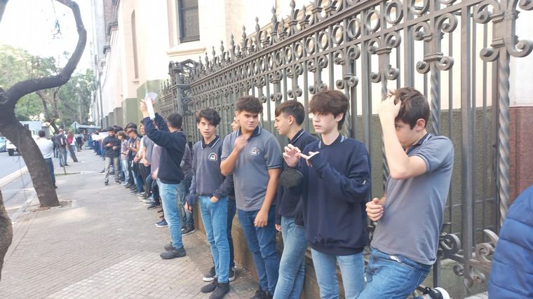 Abrazo solidario de los alumnos del Colegio San José por el asesinato de David