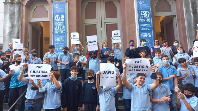 FOTO: Abrazo solidario de los alumnos del Colegio San José por el asesinato de David