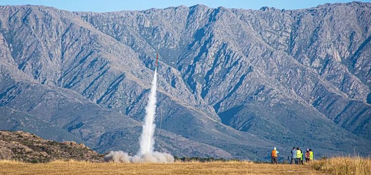 FOTO: Lanzaron en Mina Clavero una réplica del cohete Alfa Centauro