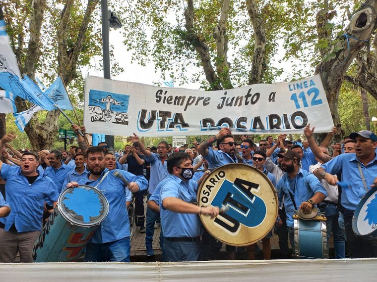 Los choferes de la UTA Rosario exigieron mejoras salariales.