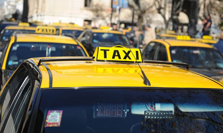 FOTO: Taxistas piden aumentar la tarifa pero se dilata en el Concejo Municipal. 