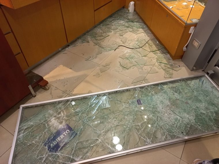 FOTO: Los ladrones destrozaron el local.