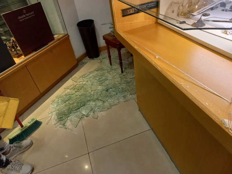 Violento robo en joyería céntrica