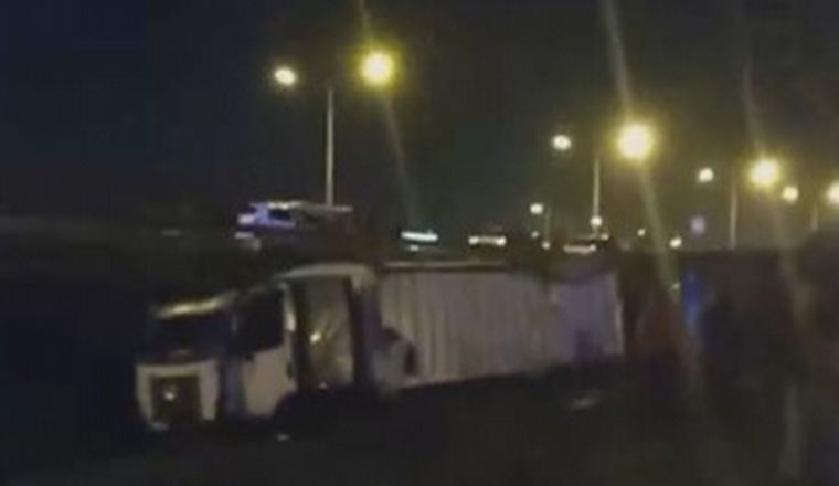 Impactante choque de un camión en la colectora de Circunvalación. 