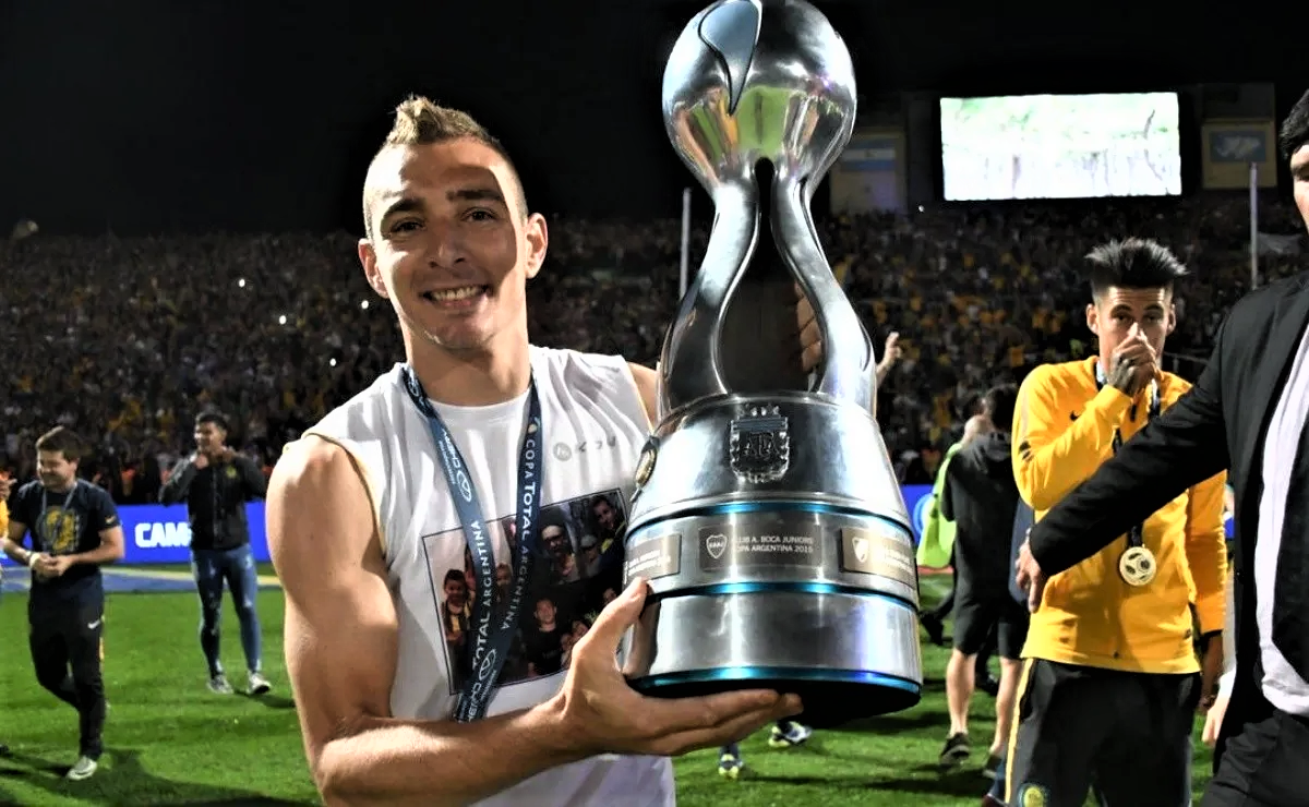 Marco Ruben con la Copa Argentina, en 2018.
