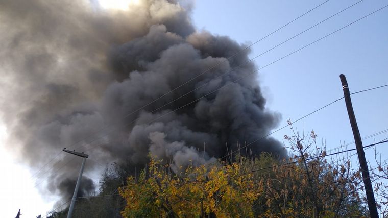 FOTO: Un dantesco incendio consume una fábrica en Córdoba.
