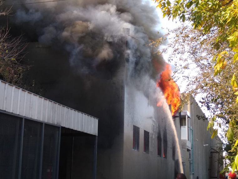 FOTO: Un dantesco incendio consume una fábrica en Córdoba.