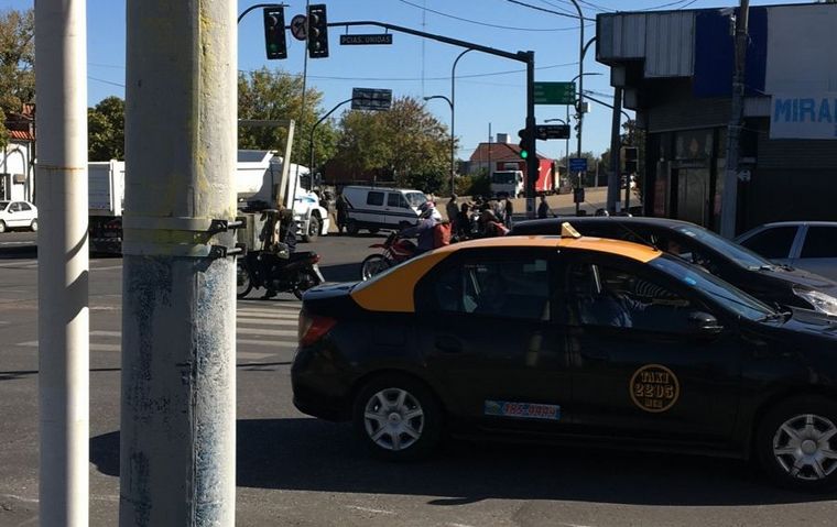Se prendió fuego un camión de Andreani en el acceso a Rosario. 