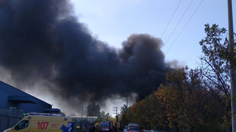 FOTO: Impresionante incendio consume una fábrica en Córdoba