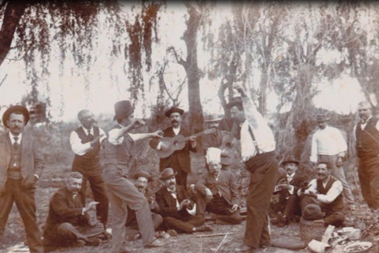 El barrio nace a partir de  Canal Maestro Norte (Los Boulevares/Edisur)